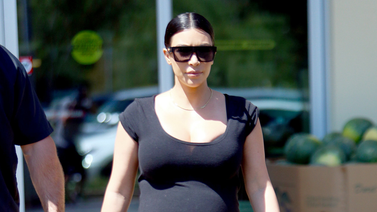 Kim Kardashian z coraz większym brzuszkiem