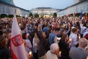 Protestujący przed Pałacem Prezydenckim w Warszawie