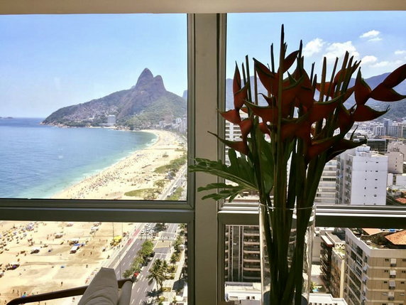 Uroczy widok na plaże w Rio, gwarantują budynki przy plaży. 