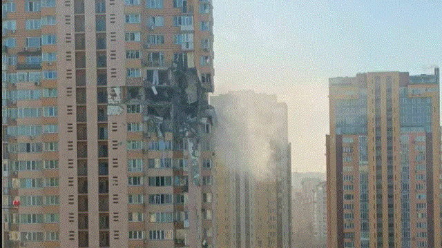 Az orosz-ukrán háború eddigi legdurvább videójában egy rakéta csapódik egy kijevi lakóépületbe