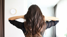Wypadające włosy? Cztery możliwe przyczyny wypadania włosów u kobiet