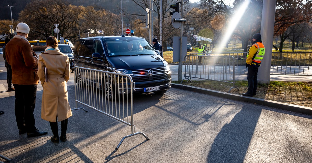 Balhé az MTVA-nál! Aktivisták jelentek meg a helyszínen Orbán Viktor interjúja előtt: dulakodás lett a vége - videó