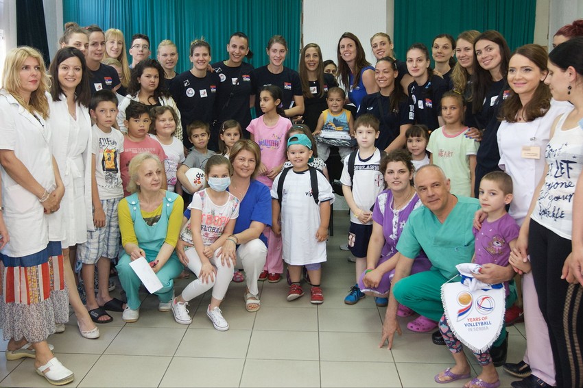 Svi zajedno za Tiršovu: Odbojkašice, mališani i direktor klinike