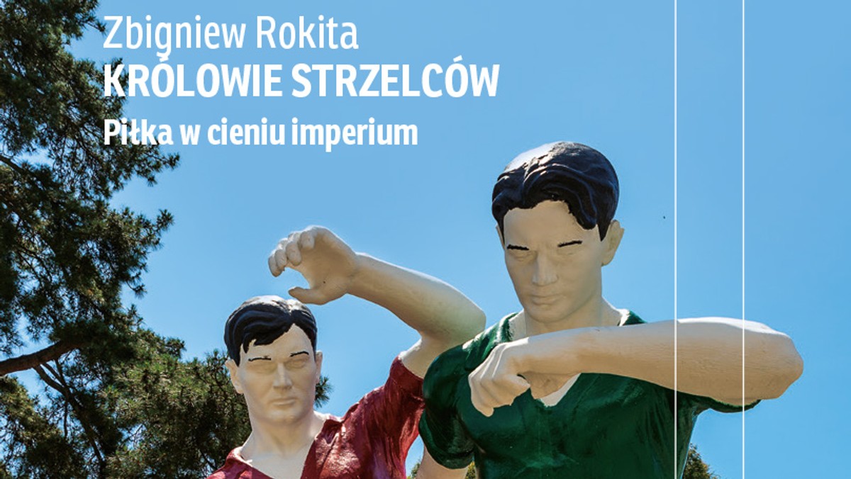 - W swojej książce starałem się znaleźć styk między historią polityczną czy bieżącą polityką a sportem. W momencie, kiedy nałożyłem te dwie rzeczy na siebie, to coś to zaczynało oznaczać, rzeczywistość eksplodowała - mówi w rozmowie z Onetem Zbigniew Rokita, autor książki "Królowie Strzelców. Piłka w cieniu imperium".