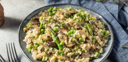 Fenomenalne szparagi, czyli przepis na warzywny hit sezonu. Spróbuj risotto ze szparagami