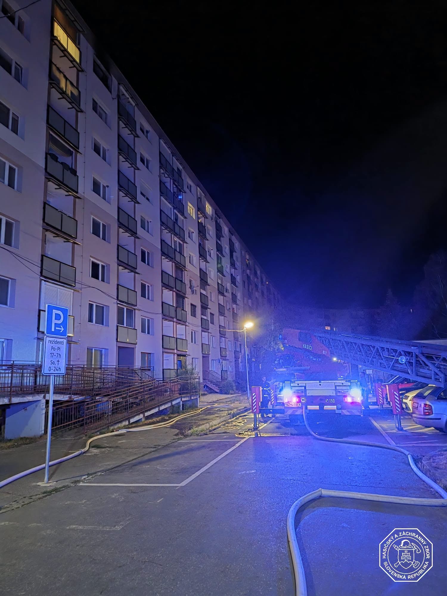 Pri požiari bytu v Šuranoch prišla o život 59-ročná osoba.