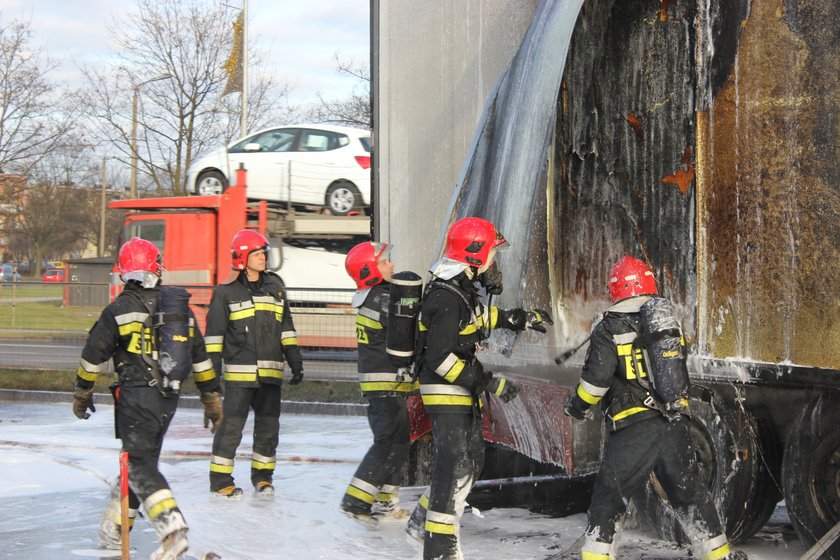 Karetka zderzyła się z TIR-em. Ciężarówka spłonęła