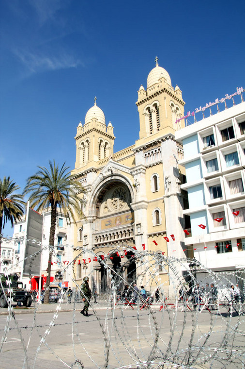 Tunezja, Tunis, zasieki przed katedrą
