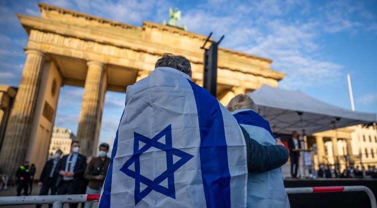 A szolidaritási tüntetés résztvevői Izrael zászlajával állnak a berlini Brandenburgi kapu előtt. A tüntetők szolidaritásukat fejezték ki Izraellel a palesztinokkal fennálló jelenlegi konfliktusban. 