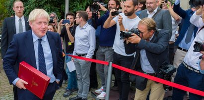 Premier Wielkiej Brytanii uciekł z konferencji. Wygwizdali go!