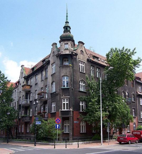Katowicka kamienica nr 14 przy ul. Dąbrowskiego, gdzie w mieszkaniu nr 9 na poddaszu mieszkał i mordował Bogdan Arnold
