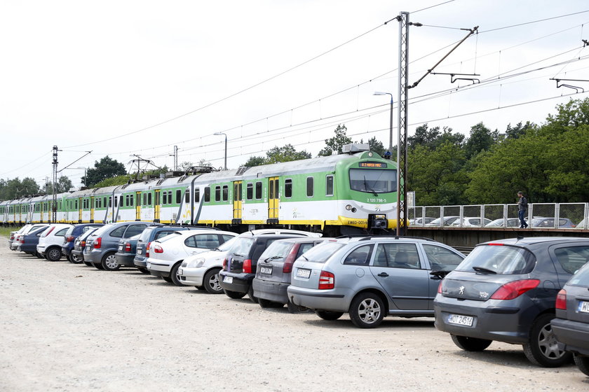 Będą nowe parkingi przy torach