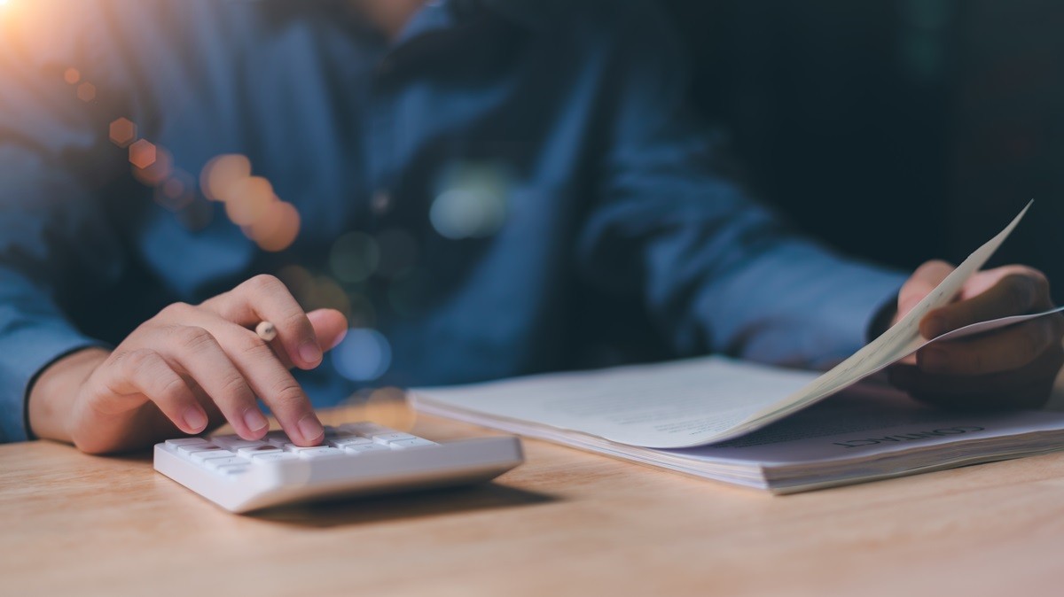 Przedawnienie długu u komornika. Kiedy i jak można umorzyć taki dług? Czy dług u komornika można rozłożyć na raty?