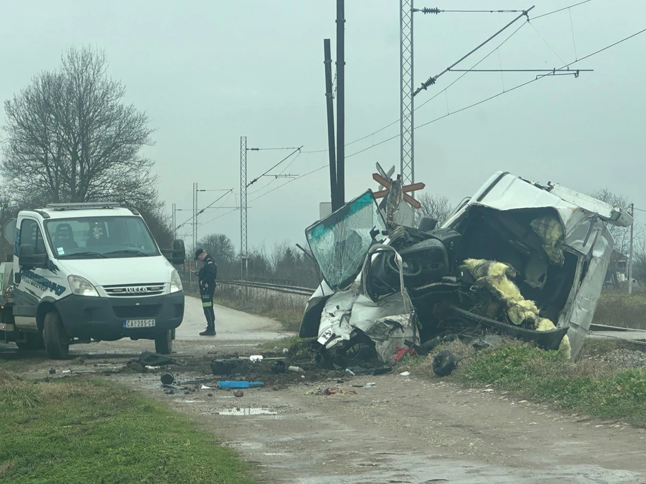 Kombi prepolovljen od siline udara