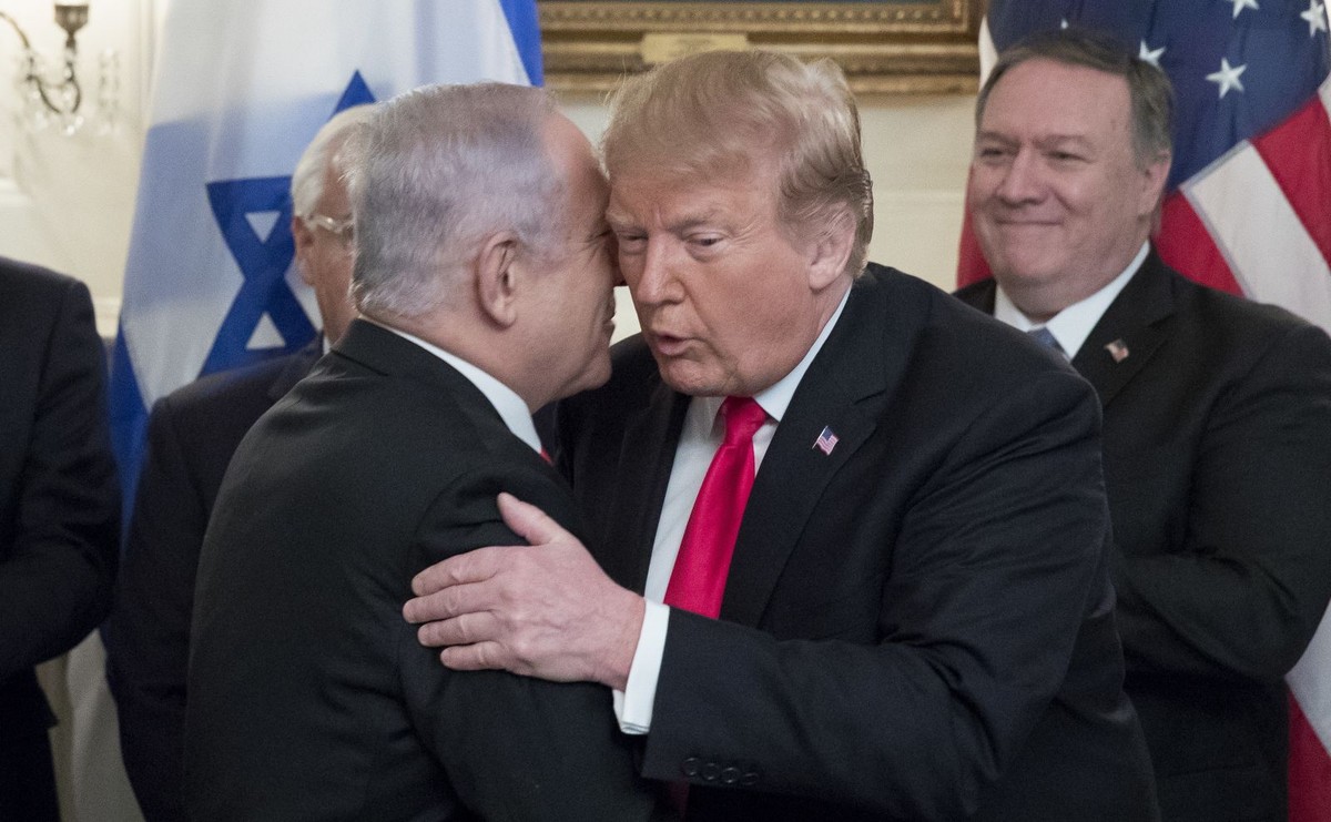 Spotkanie Donalda Trumpa z Benjaminem Netanjahu, w tle Mike Pompeo