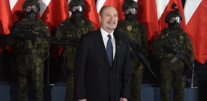 Macierewicz kupi 50 tys. karabinów! Dla kogo?