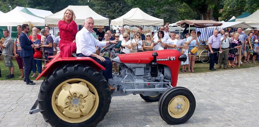 Minister rolnictwa daje zły przykład. Tak wiózł pasażerkę na traktorze [ZDJĘCIA]