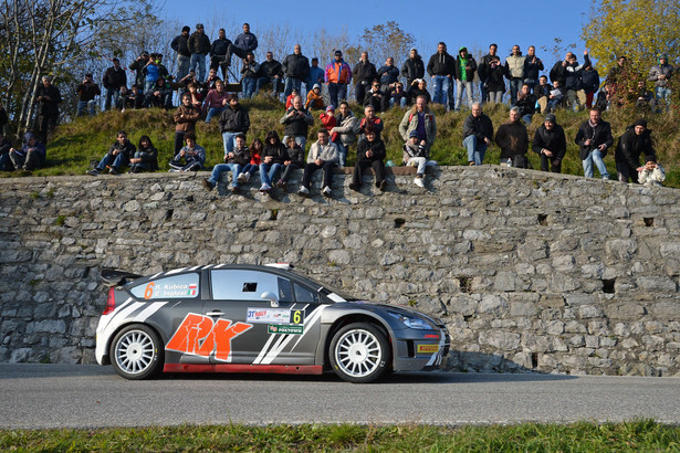 Robert Kubica szaleje we Francji. Polak liderem Rajdu du Var