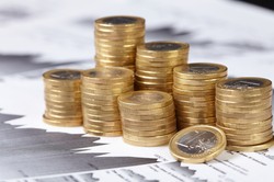 Debata o euro: wspólna waluta ważniejsza dla polityków niż ekonomistów