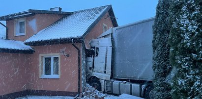 Koszmar pod Mrągowem. Rozpędzony tir wbił się w dom. Za ścianą były dwie osoby...