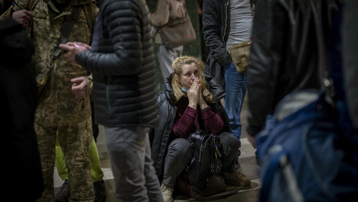 Stacja metra w Kijowie, 24 lutego 2022 roku. Kobieta oczekująca na pociąg, by opuścić miasto. 