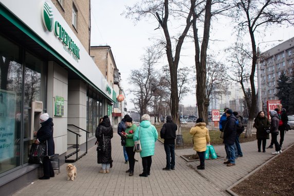 Kramatorsk. Kolejka do bankomatu