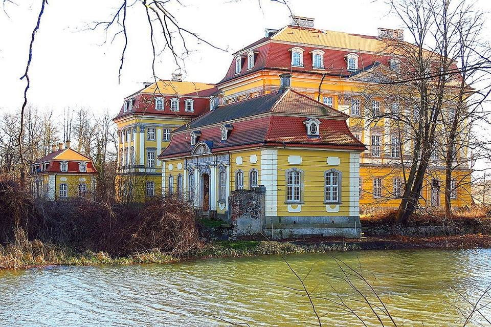 Radomierzyce - pałac, niezwykła historia i tajemnicze archiwa - Podróże