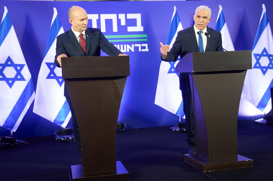 Naftali Benet i Jair Lapid na konferenciji za štampu u Hercliji, Izrael, 26. aprila