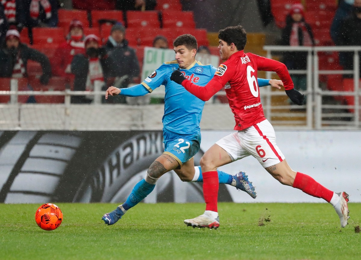 Piłkarz SSC Napoli Giovanni Di Lorenzo (L) w starciu z zawodnikiem Spartaka Moskwa Ayrtonem (P)