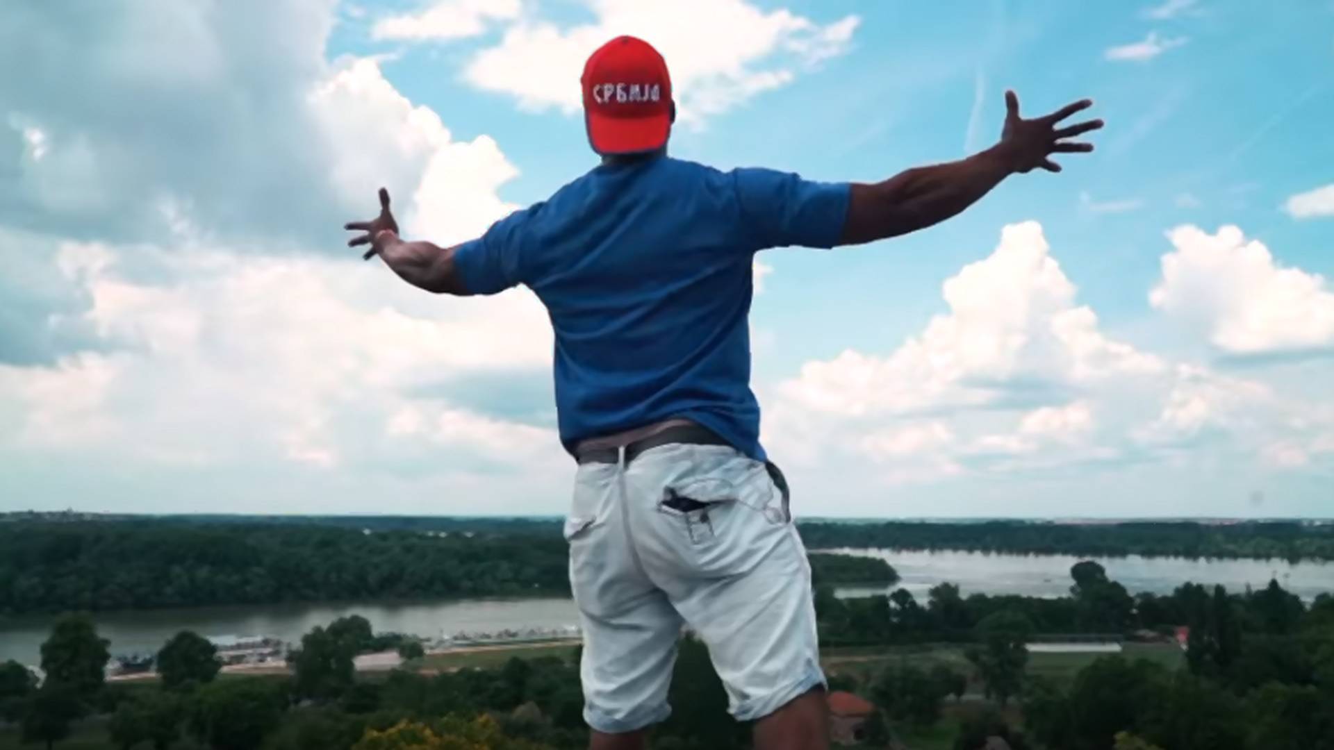 Američki jutjuber delio zagrljaje po Beogradu i napravio video koji gleda ceo svet