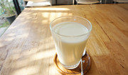  Czy szklanka ciepłego mleka rzeczywiście ułatwia zasypianie? Sprawdzamy 