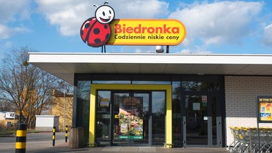 Zarobki kasjerów w sklepach w 2023 roku. Ile płaci Biedronka, Lidl i Kaufland?