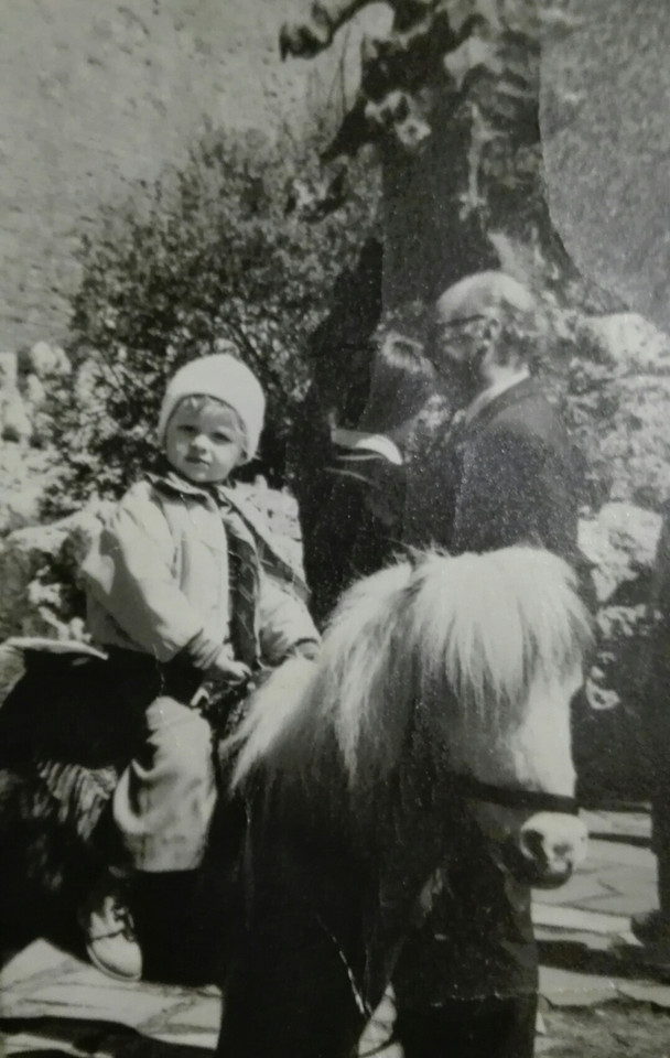 Kilkuletnia Marta Wiśniewska na kucyku podczas rodzinnej wycieczki do Krakowa 