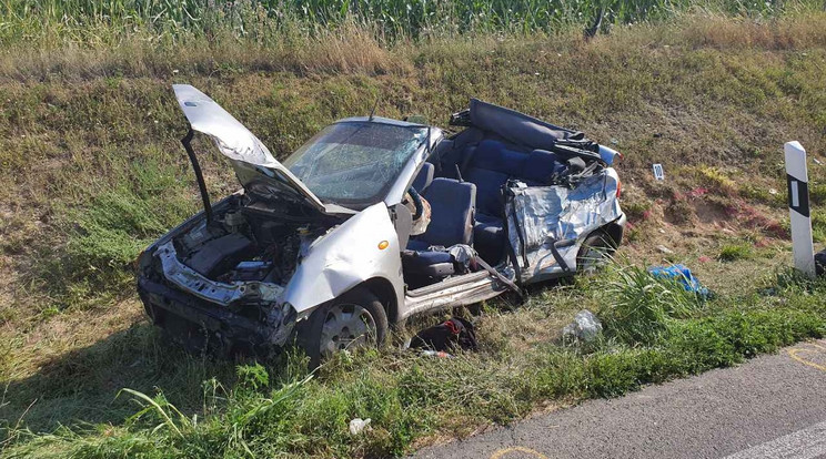 A jármű csúnyán összeroncsolódott /Fotó: police.hu