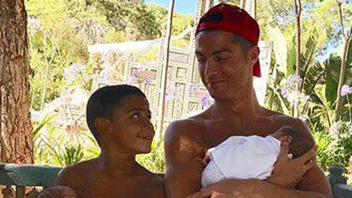 Cristiano Ronaldo pokazał zdjęcie swoich dzieci. Piłkarz po raz pierwszy pochwalił się na Instagramie wszystkimi trzema pociechami. Fotografia bije rekordy popularności w sieci.