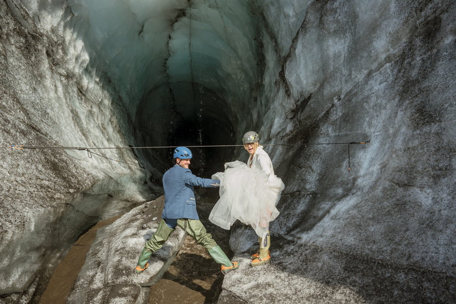 Chris Watson i Jemma Schofield wchodzą do lodowej jaskini wewnątrz islandzkiego lodowca.