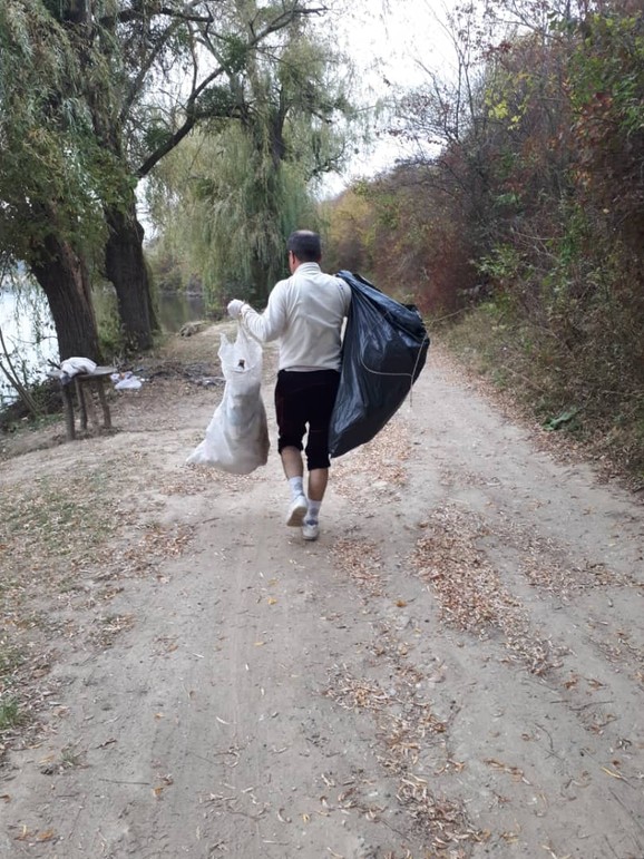 I to što je skupio u džakove, nije imao ko da odnese, pa je na kraju svo to đubre zapalio
