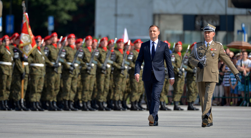 Prezydent Andrzej Duda oraz szef Sztabu Generalnego WP generał broni Mieczysław Gocuł podczas uroczystości przejęcia zwierzchnictwa nad Siłami Zbrojnymi.