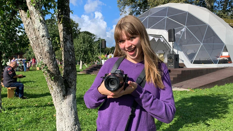Aneta obožava da fotografiše zbog čega je upisala i umetničku školu | Foto: BBC/Dejana Vukadinović