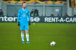 Piłkarze VfL Wolfsburg pomagają w supermarketach