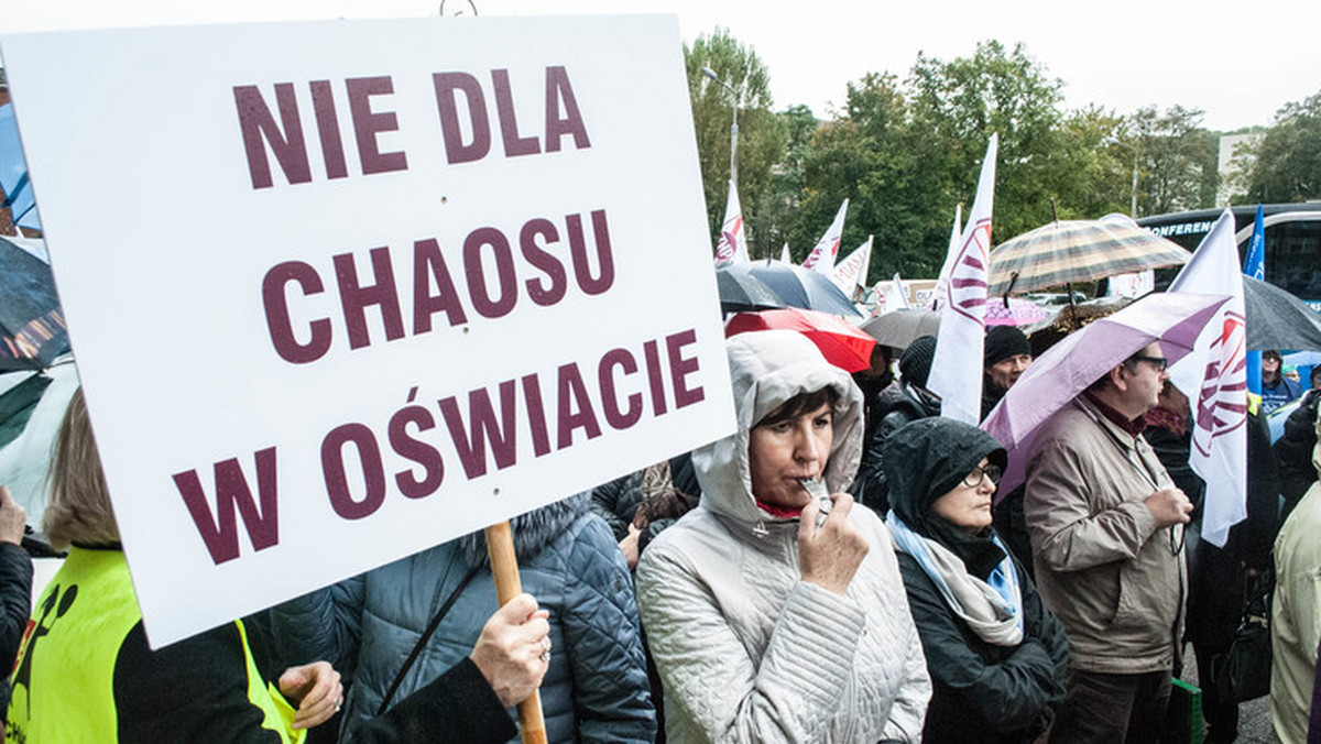 Ministerstwo Edukacji Narodowej nie jest stroną sporu; szanujemy nauczycieli i wspieramy ich - tak resort edukacji komentuje zapowiedź strajku nauczycieli, który Związek Nauczycielstwa Polskiego ma przeprowadzić 31 marca.