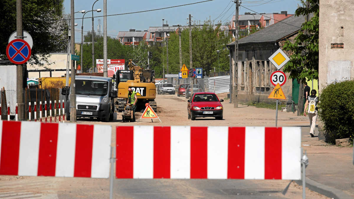 Trwają remonty zielonogórskich ulic. Mieszkańcy muszą być przygotowani na utrudnienia aż do jesieni - podaje gazeta.pl.