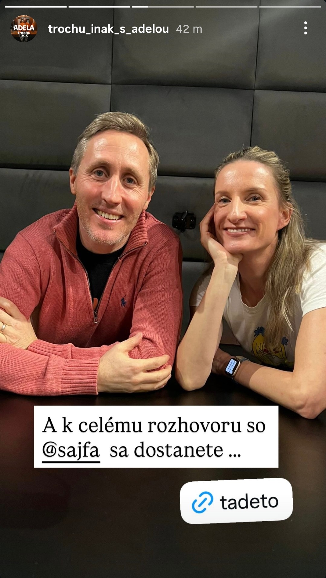 Moderátori Matej Sajfa Cifra a Adela Vinczeová. 