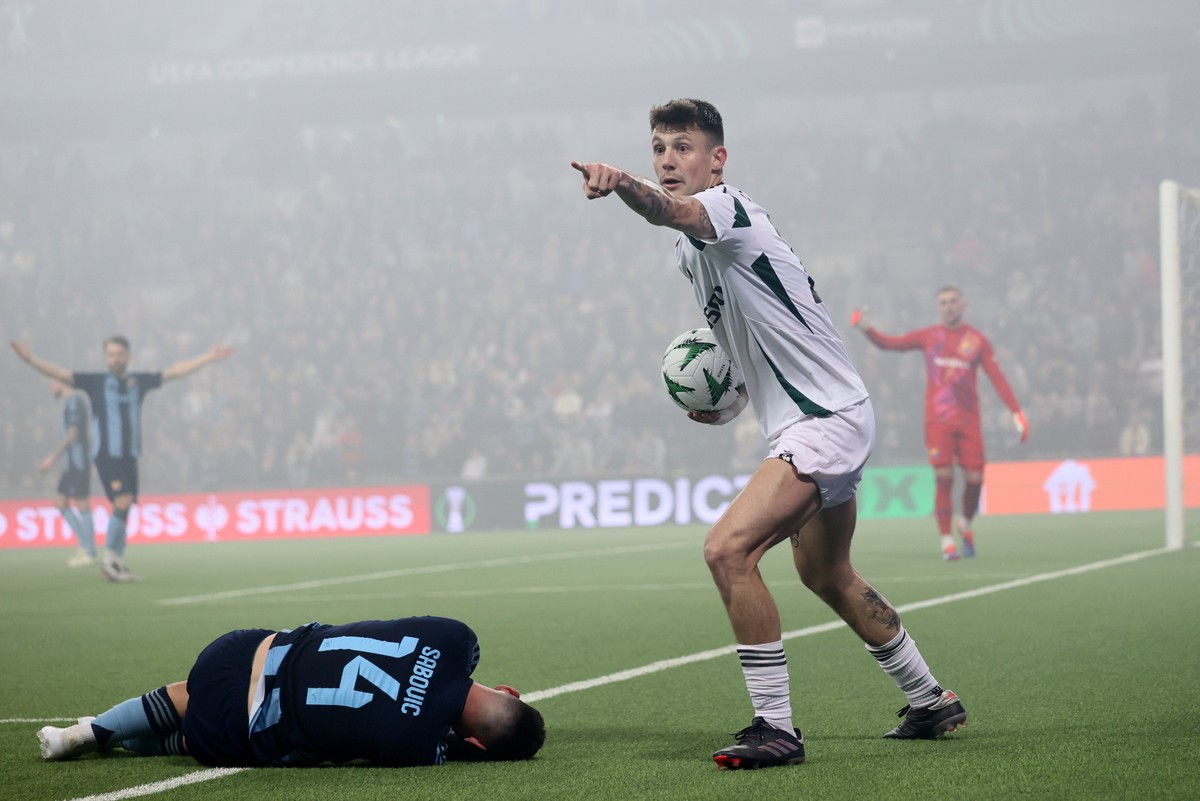Zawodnik Legii Warszawa Marc Gual (P) i Besard Sabovic (leży) z Djurgardens IF w meczu 6. kolejki piłkarskiej Ligi Konferencji w Sztokholmie