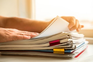 Jak skonstruować świadectwo pracy? Czy można odtworzyć akta osobowe pracownika? [Poradnia z prawa pracy]