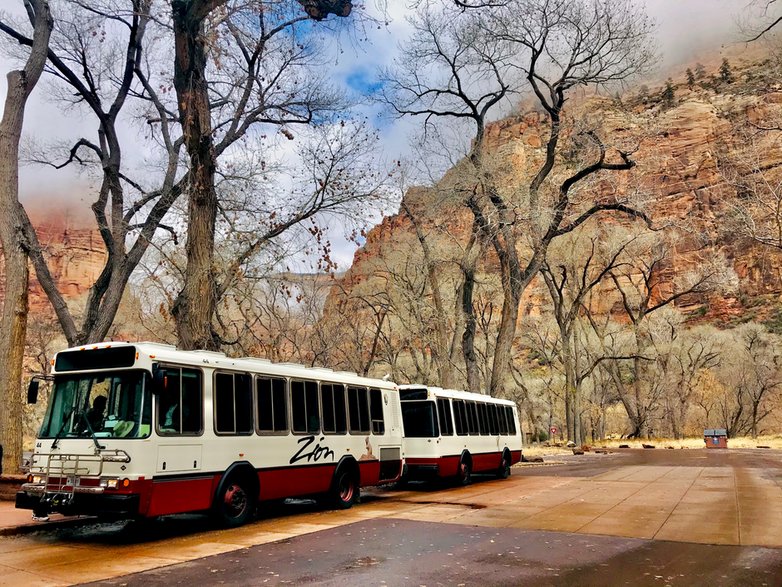 Shuttle Bus na jednym z przystanków na terenie Parku Narodowego Zion