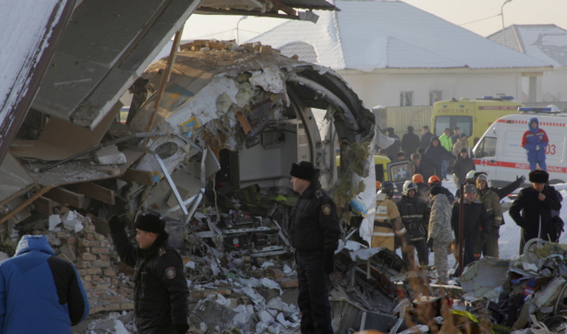 Samolot Fokker-100 linii Beck Air, lecący z Ałma Aty do stołecznego Nur-Sułtanu, stracił wysokość podczas startu, przebił betonowe ogrodzenie lotniska, po czym uderzył w dwupiętrowy budynek.