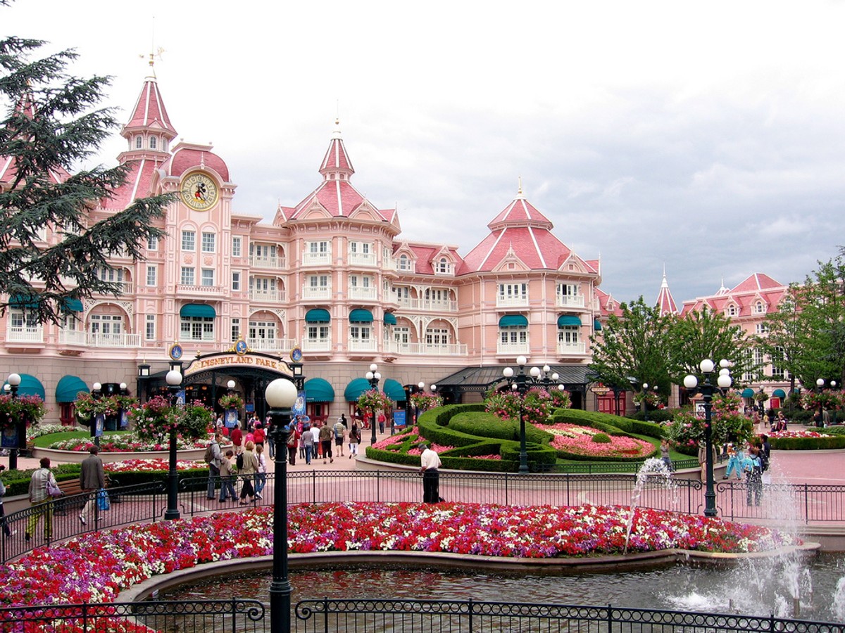 Parki rozrywki hitem w biurach podróży. Numerem 1 jest podparyski Disneyland