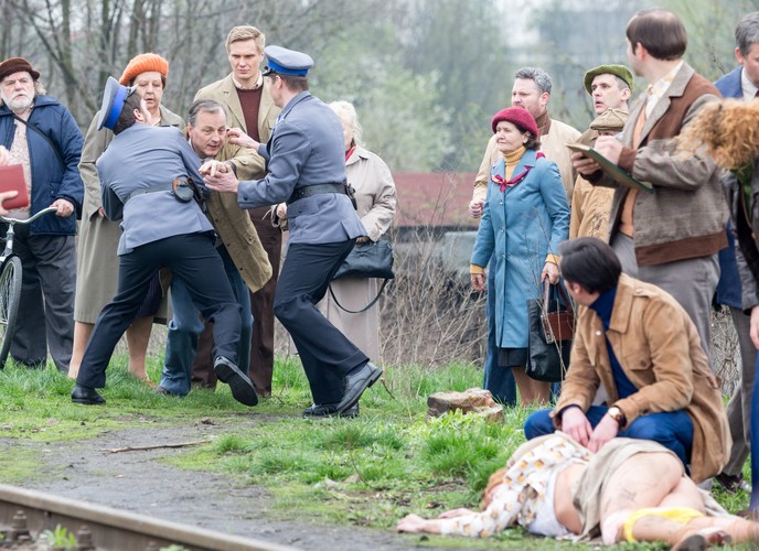 Dariusz Niebudek (między milicjantami) na planie 'Jestem mordercą'