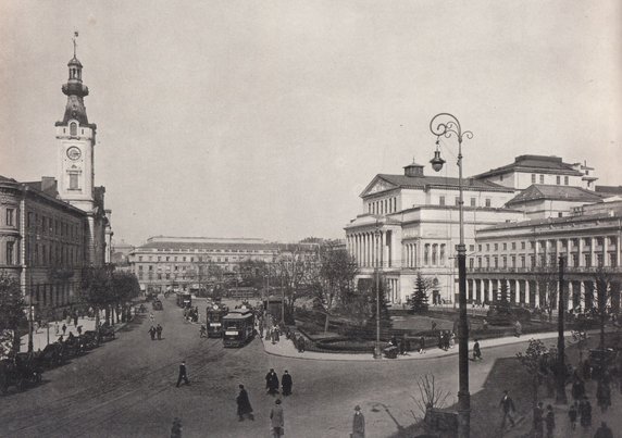 Plac Teatralny ok. 1925 roku. Andrzej Jeżewski, Warszawa na starej fotografii, Wydawnictwo Artystyczno-Graficzne, Warszawa 1960, p. 84